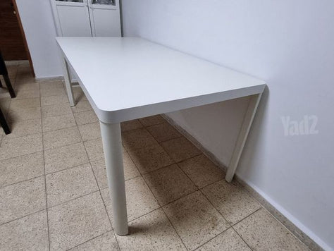 שולחן עץ לבן