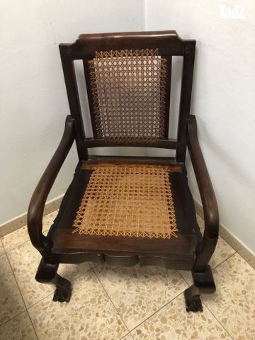 כסא עץ קלאסי