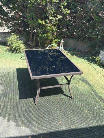 שולחן זכוכית
