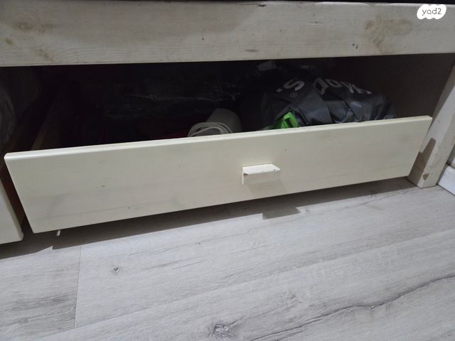 מגירות אחסון גדולות ועמוקות