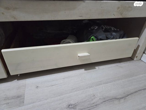 מגירות אחסון גדולות ועמוקות