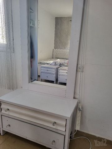 מיטה כולל קומודות שידות ומראה