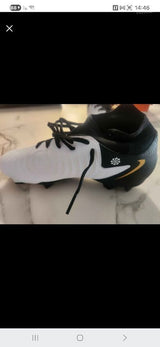 נעלי כדורגל Nike