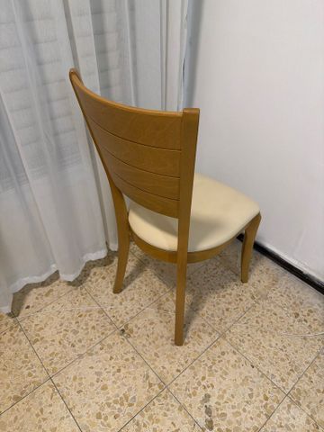 כיסא עץ