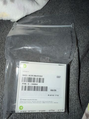 אוזניות    AirPods 4 Apple