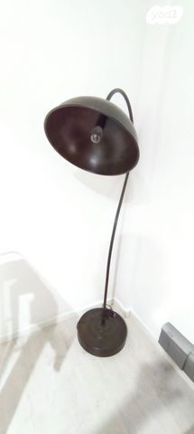 מנורה עומדת