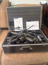 מסוק גדול על שלט APACHE AH-64D
