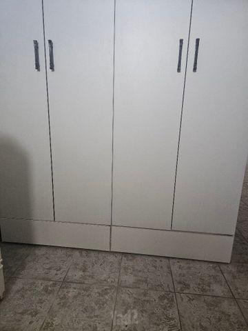 ארון בגדים לבן