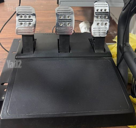 הגה ודוושות thrustmaster