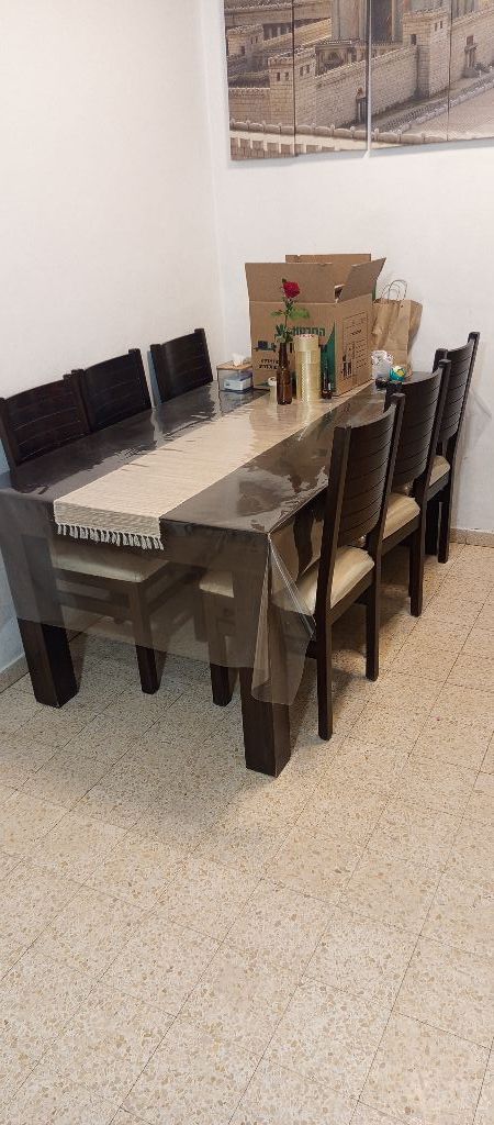 שולחן וכסאות