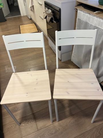 זוג כיסאות