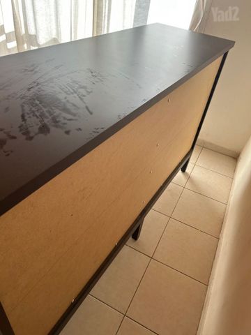 שידת עץ חומה