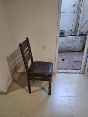 כיסא עץ יציב