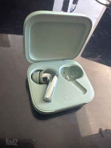 Left Oneplus buds 3