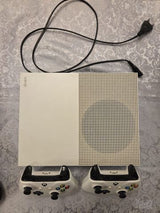 Xbox one s ושתי שלטים