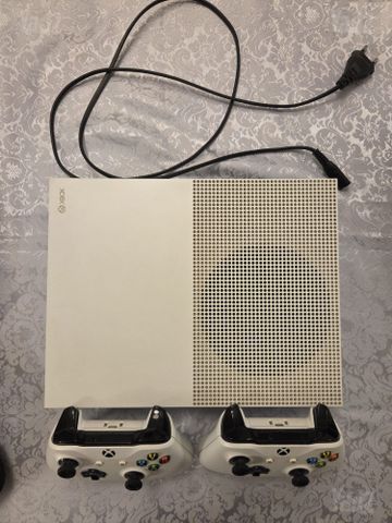 Xbox one s ושתי שלטים