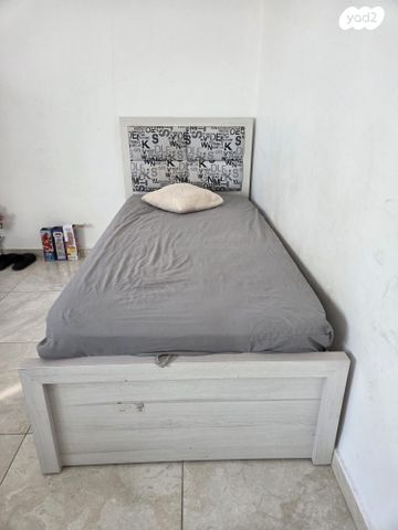 מיטה מעץ מלא