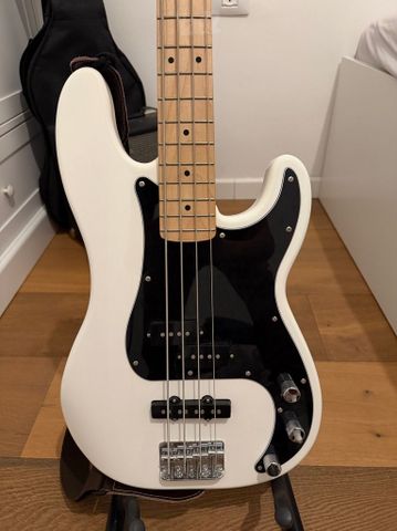 גיטרה בס Squier by Fender