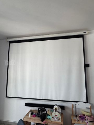 מקרן BENQ  ומסך עם שלט