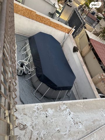 בריכת שחייה