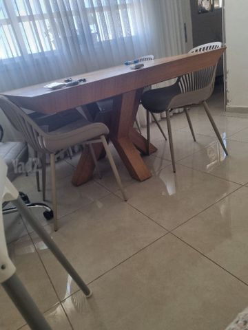 שולחן מעץ