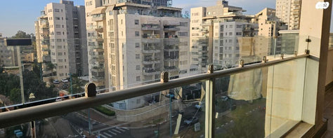 הגבעה זכוכית למעקה מרפסת