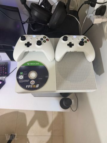 Xbox One S + 2 שלטים