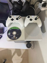 Xbox One S + 2 שלטים