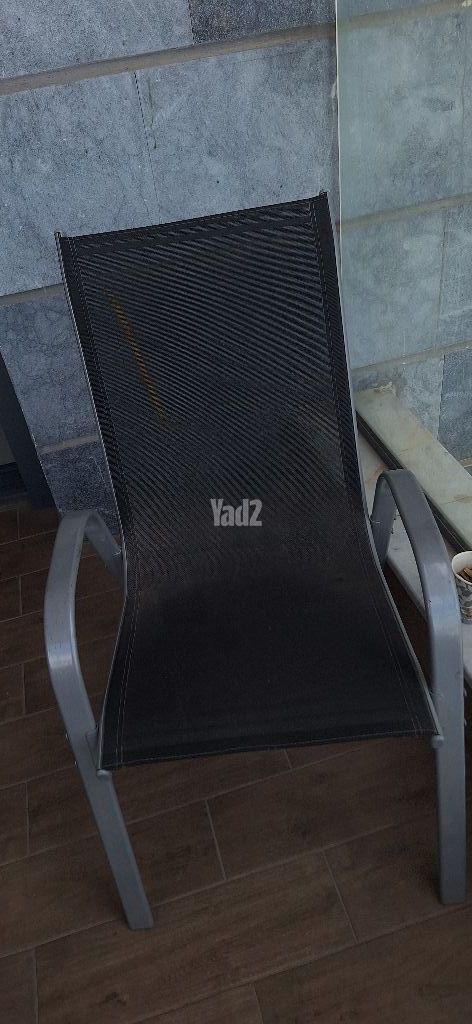 שולחן וכיסאות