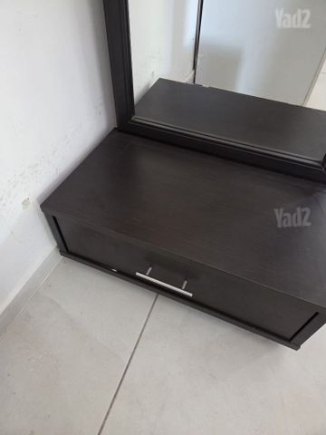 מראה עם מגירה