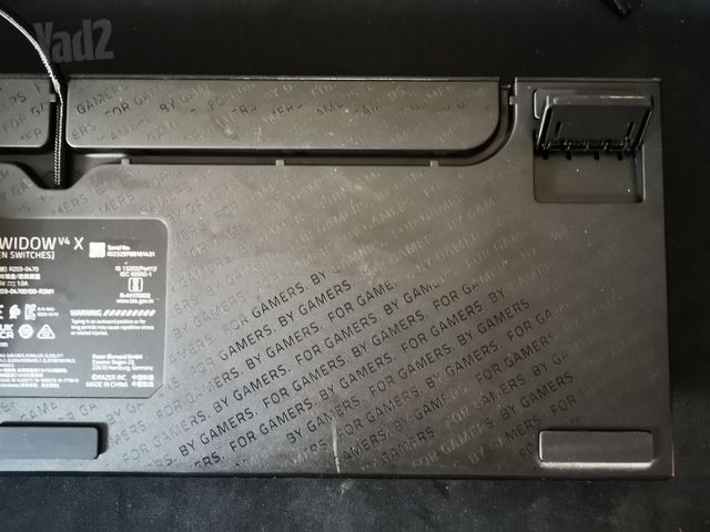 מקדלת רייזר black widow v4 x