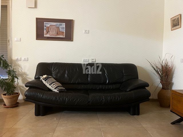 שתי ספות עור איטלקי