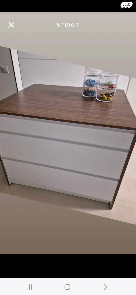 אי מטבח וכסאות