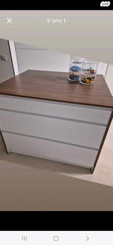 אי מטבח וכסאות