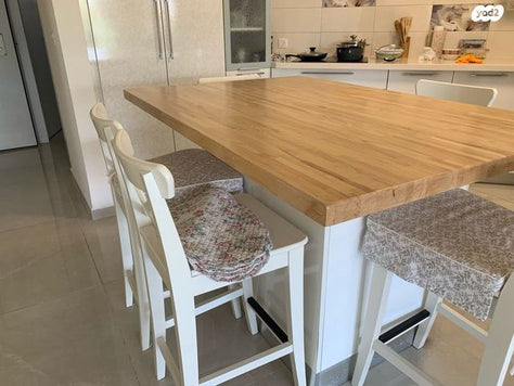 אי במטבח כולל כסאות