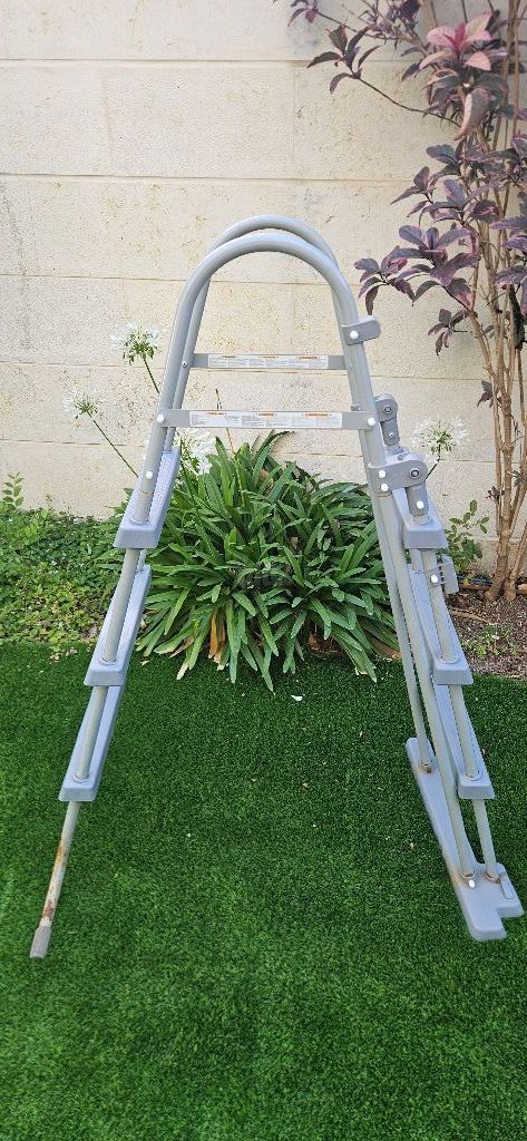 סולם לבריכה