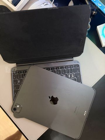 iPad Pro M4 + סלולר ומקלדת