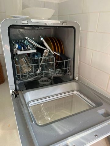 מדיח על השיש midea
