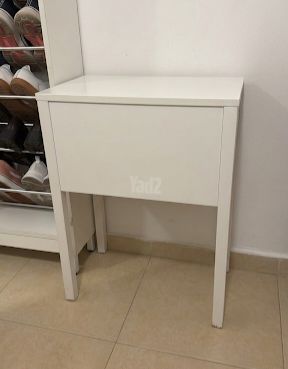שידת צד למיטה