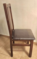 שש כיסאות עץ