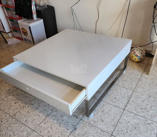 שולחן סלון על גלגלים עם מגירה