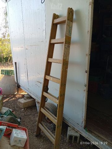 סולם עץ נפתח