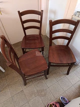 כיסאות עץ