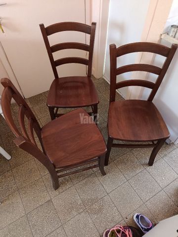 כיסאות עץ