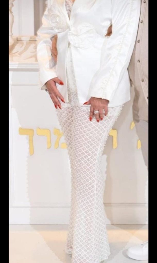 חליפה לבנה