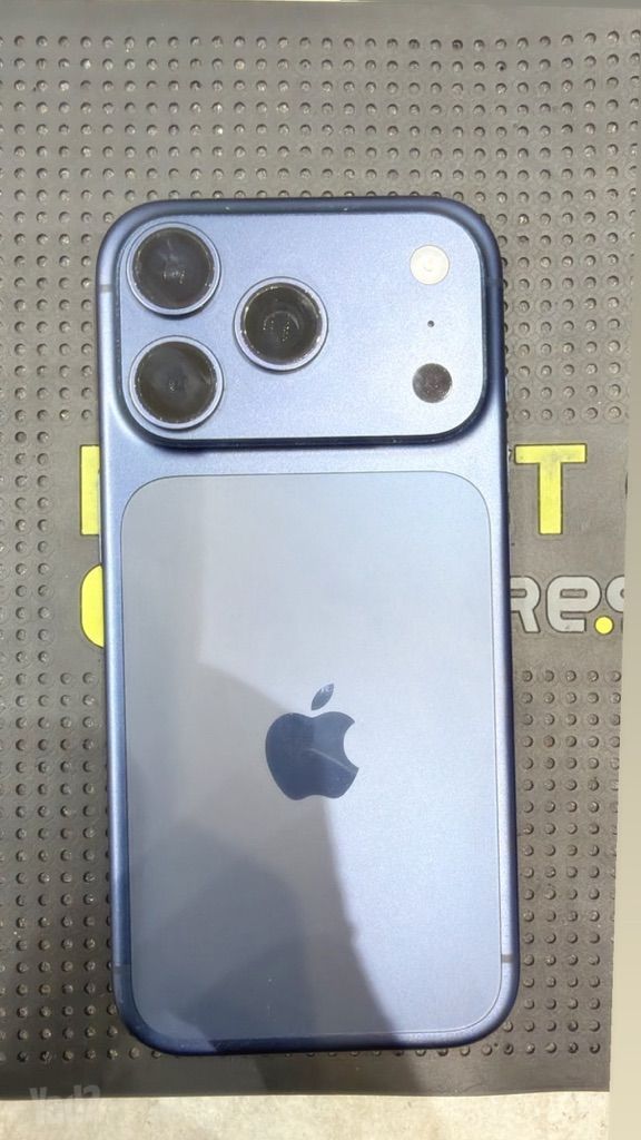 מוכרת אייפון 17 pro