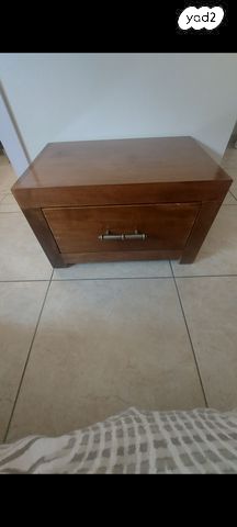 3 שידות ומראה