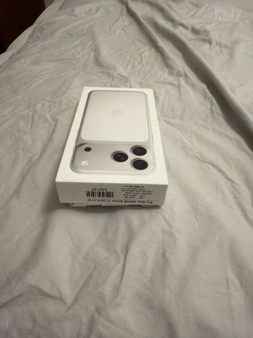 iphone17 pro max 256 כחדש