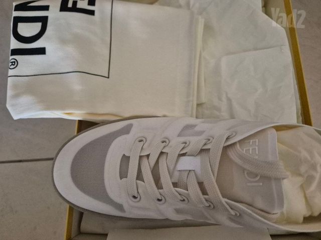 סניקרס של Fendi