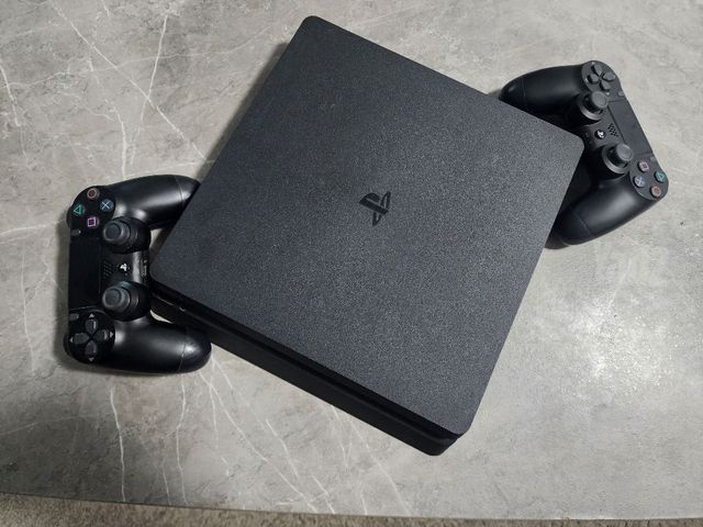 PS4 Slim 1TB + 2 שלטים